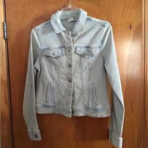 Women distressed jean jacket with button front closure and chest flap pockets.